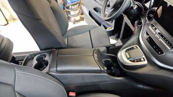 Mittelkonsole für Mercedes Benz Vito / V-Klasse (W447) schwarz mit Kühlschrank Mittelkonsole für Mercedes Benz Vito / V-Klasse (W447) schwarz mit Kühlschrank