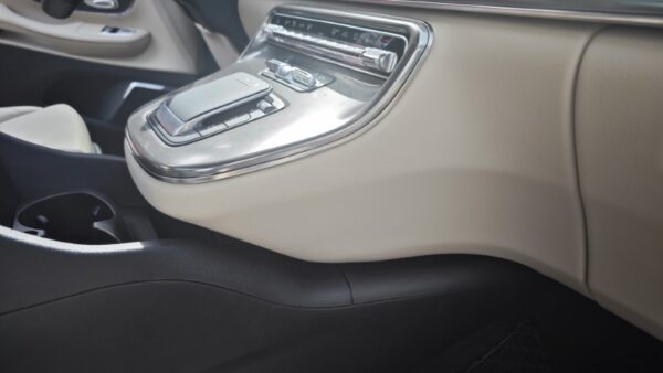 Mittelkonsole für Mercedes Benz Vito / V-Klasse (W447) schwarz mit Kühlschrank Mittelkonsole für Mercedes Benz Vito / V-Klasse (W447) schwarz mit Kühlschrank